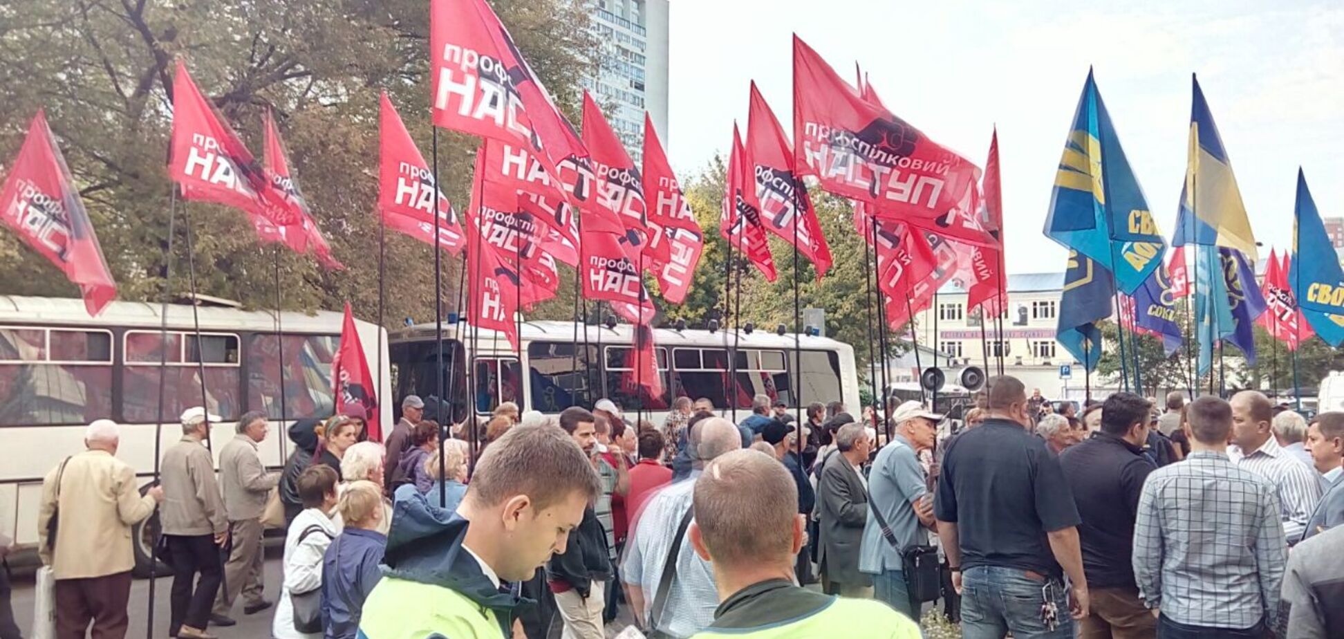 Против чиновника времен Януковича под ФГИ вышли более сотни профактивистов