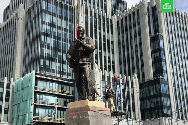 Смерть с косой: в сети меткой карикатурой высмеяли памятник Калашникову