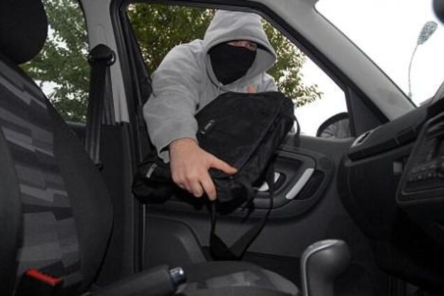 Забрали два мільйони гривень: на Дніпропетровщині сталася казусна ДТП