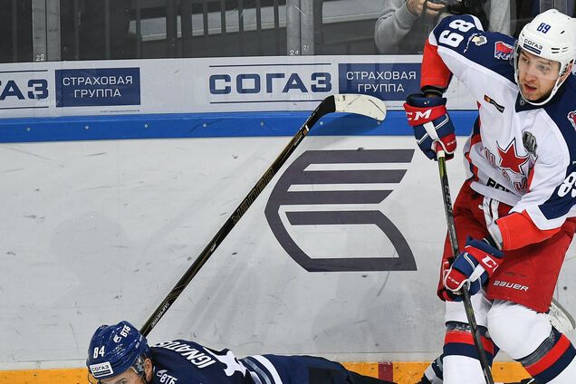 Хоккеист сборной России сокрушительным приемом вырубил соперника во время матча: опубликовано видео