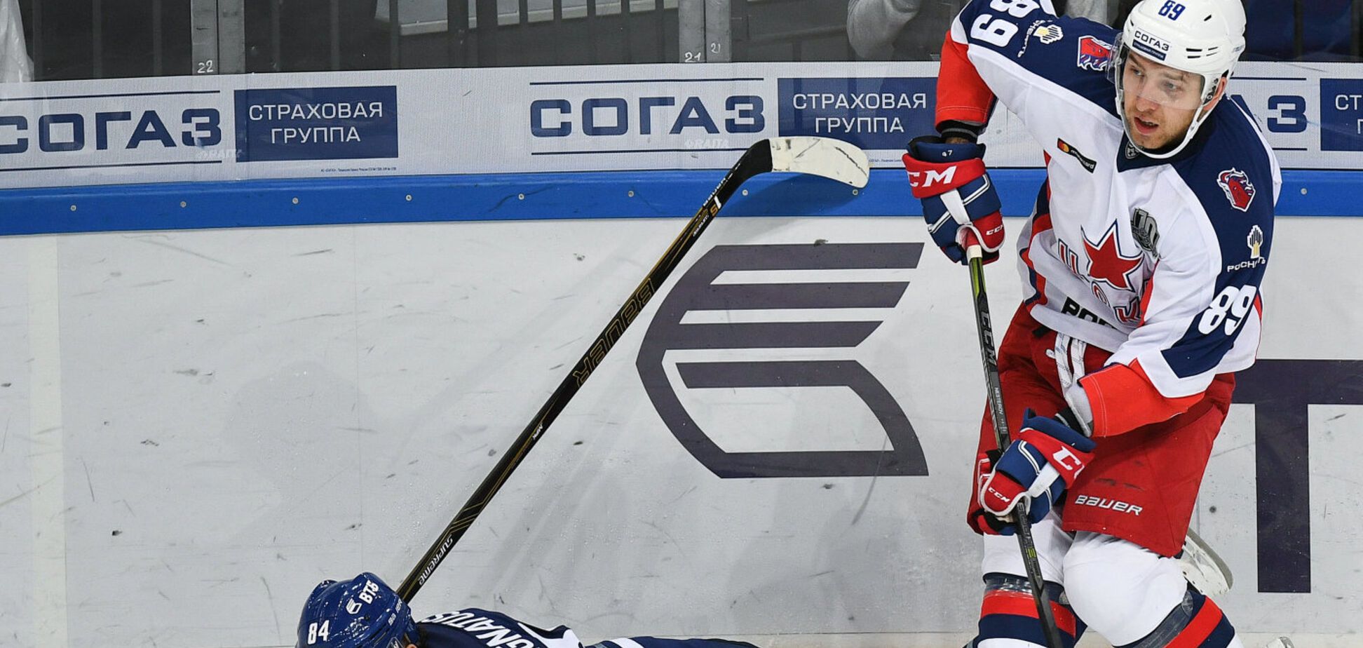 Хокеїст збірної Росії нищівним прийомом вирубив суперника під час матчу