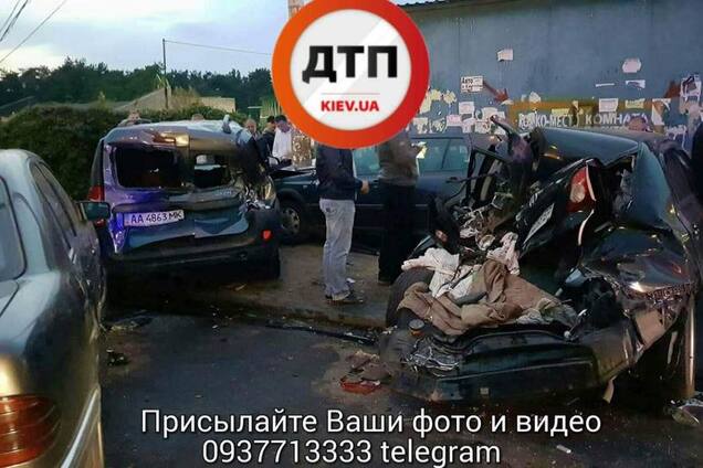 Розгромлені шість машин і кіоск: у Києві сталася жорстка ДТП