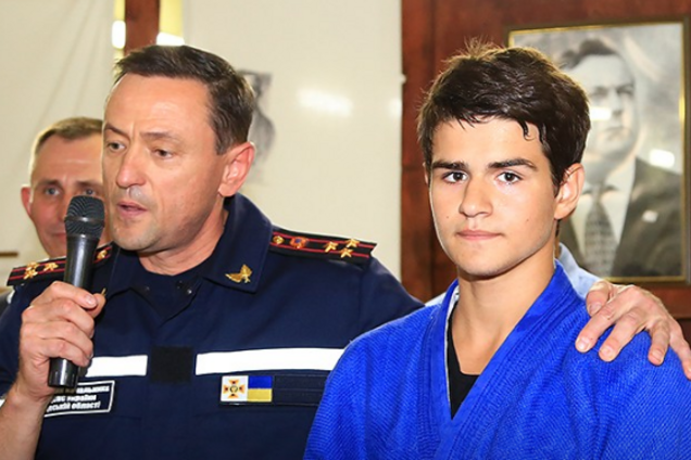 Вынес из огня 15 детей: в Одессе наградили юного героя пожара в 'Виктории'