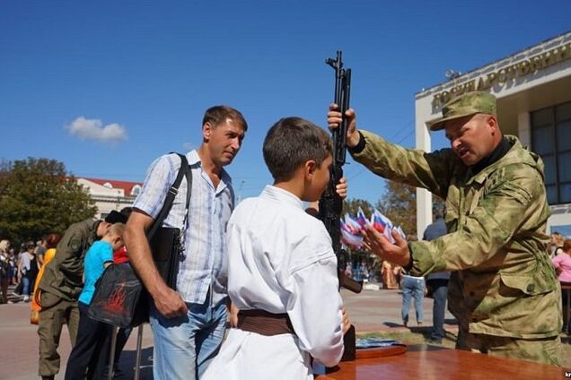 Новости Крымнаша. Заключённые с радостью натягивают колючую проволоку