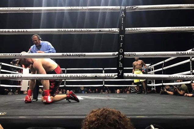 Российского боксера отправили в тяжелейший нокаут в четвертьфинале Всемирной суперсерии бокса: опубликовано видео