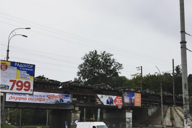 'Как обухом по голове': в Киеве сделали знаковое фото с танками