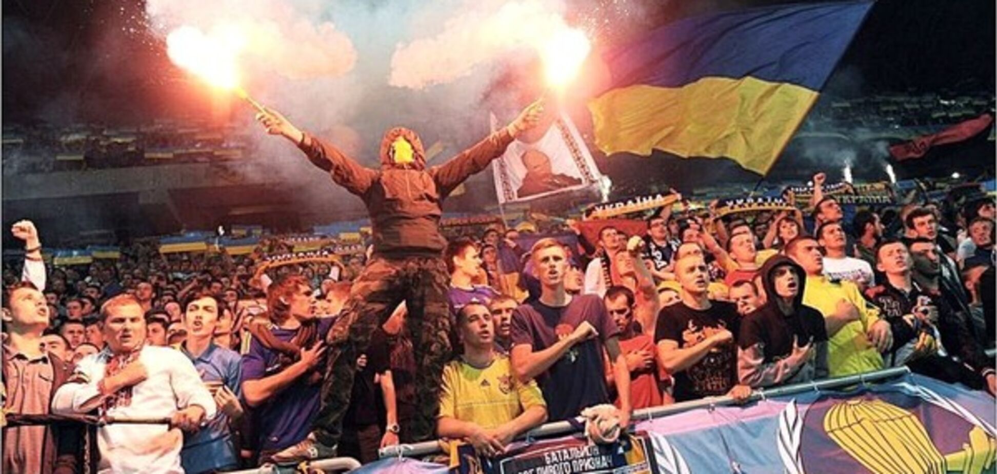 'Пытался ввести Янукович': футбольные ультрас Украины обратились к Порошенко