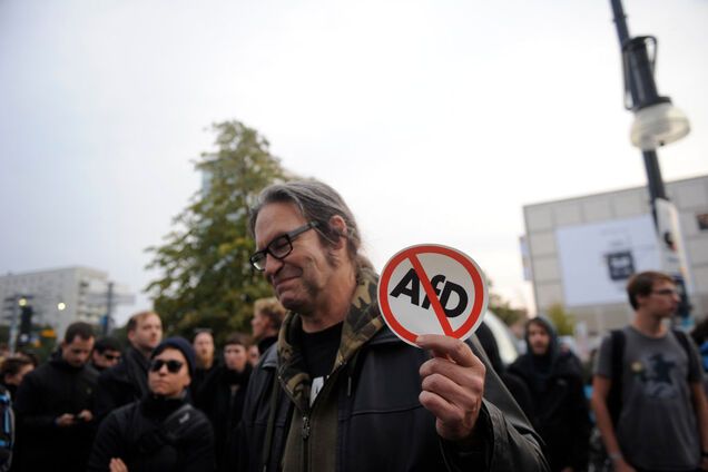 'Мигранты и извращения': ультраправые в Германии использовали русскоязычную агитацию