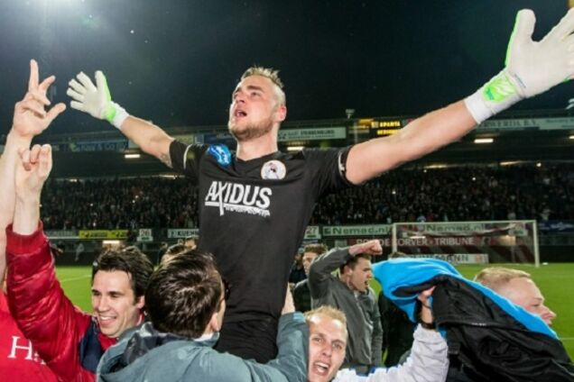 Спайдермен: голландский вратарь совершил суперсейв, отразив четыре удара в упор за пять секунд - видео момента