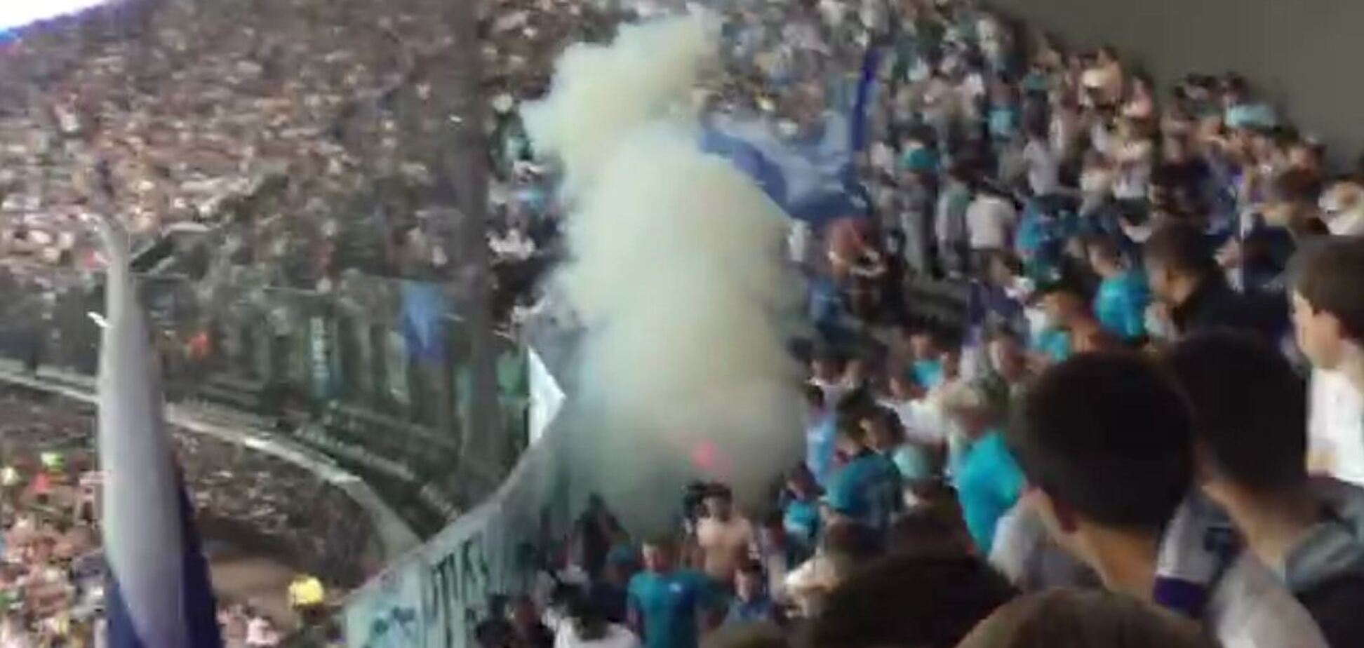 Российские фанаты в знак протеста подожгли стадион во время матча: фото и видео инцидента