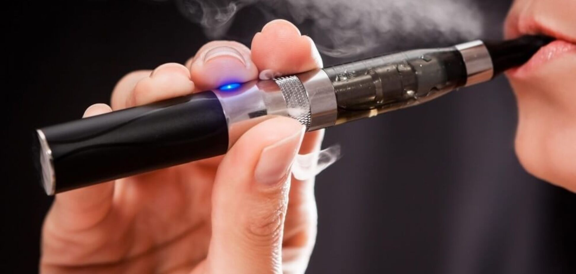 'Безпечна' електронна сигарета: дослідники дізналися, чим загрожує здоров'ю куріння