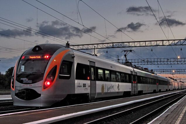 Взрывы в воинской части на Винниччине: 'Укрзалізниця' массово меняет маршруты поездов