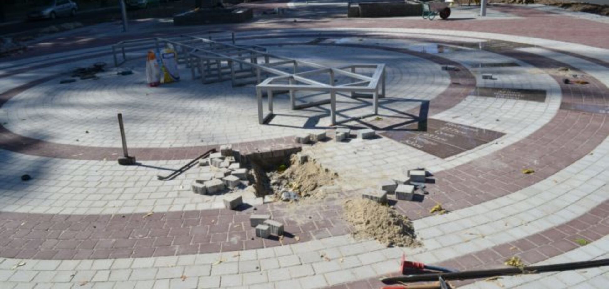 В центре Запорожья появился арт-объект с орфографическими ошибками