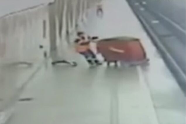 'Димооон!' Робот-пылесос совершил 'суицид' в московском метро