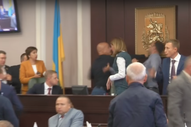 Драка депутатов в Киевском облсовете: появилось видео 'нокаута'