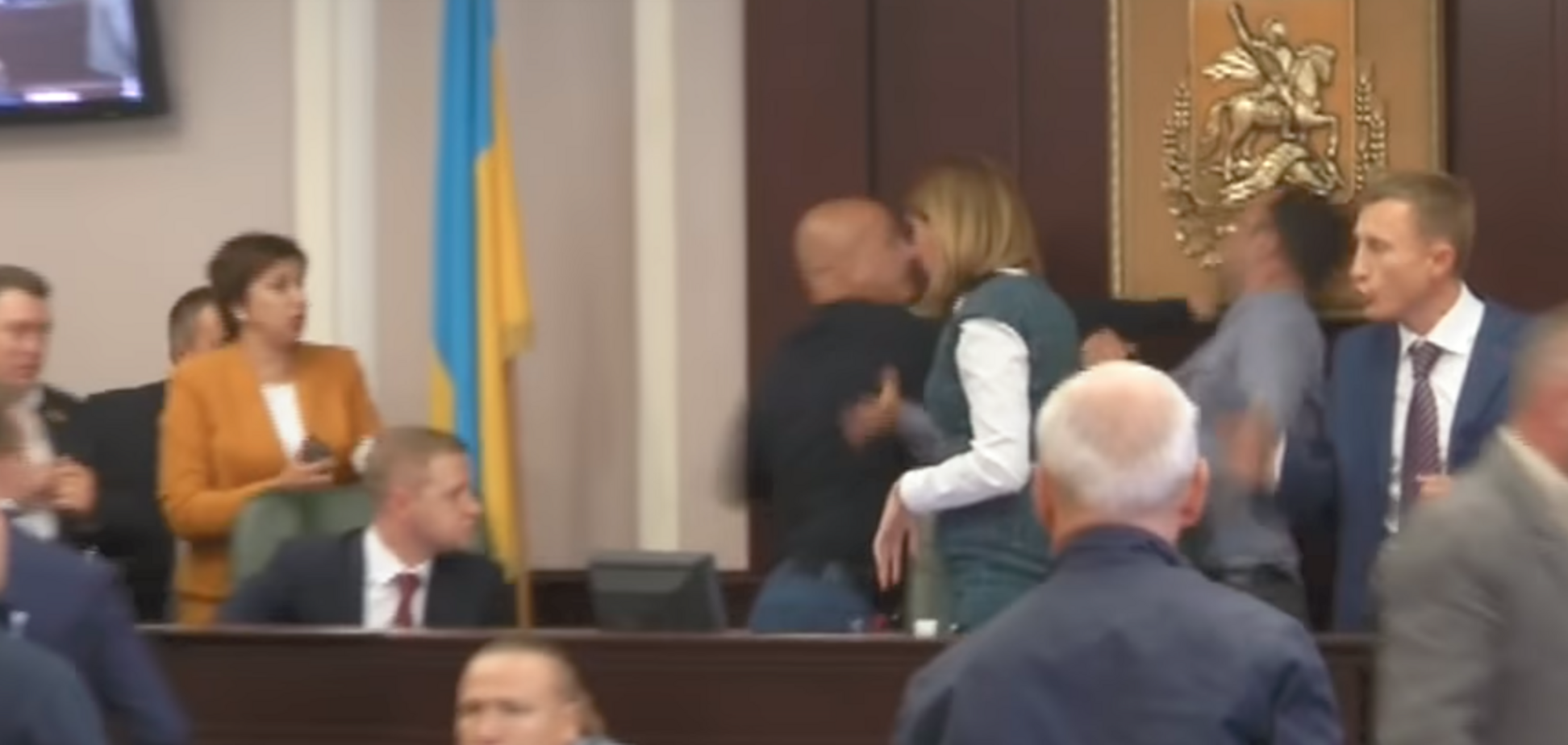 Драка депутатов в Киевском облсовете: появилось видео 'нокаута' 