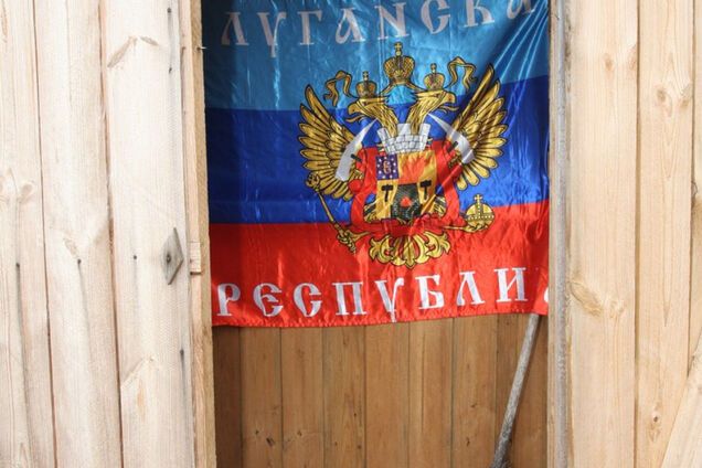 Донбасс - это Украина: в 'ЛНР' флаг 'республики' отправили в туалет