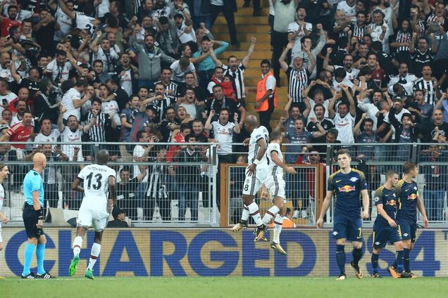 Курьез дня: немецкий футболист не доиграл матч Лиги чемпионов из-за слишком шумных трибун - видеофакт