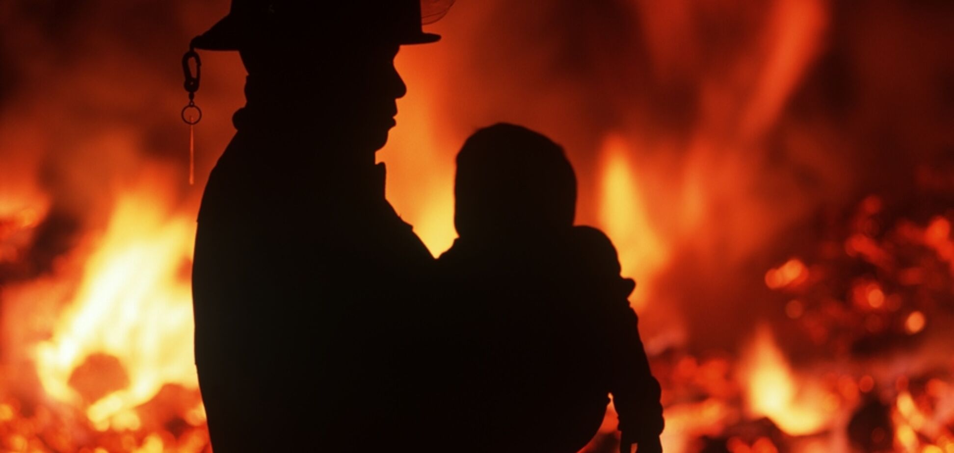 Запорожские пожарные вынесли из огня ребёнка 