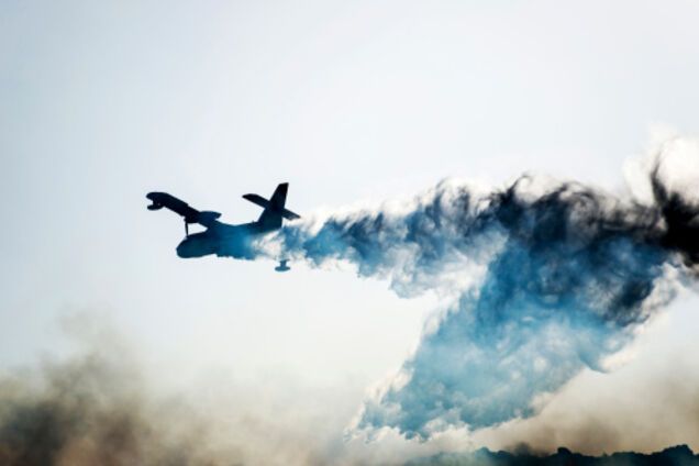 Кадры тушения самолетом горящего арсенала в Калиновке сняли с воздуха