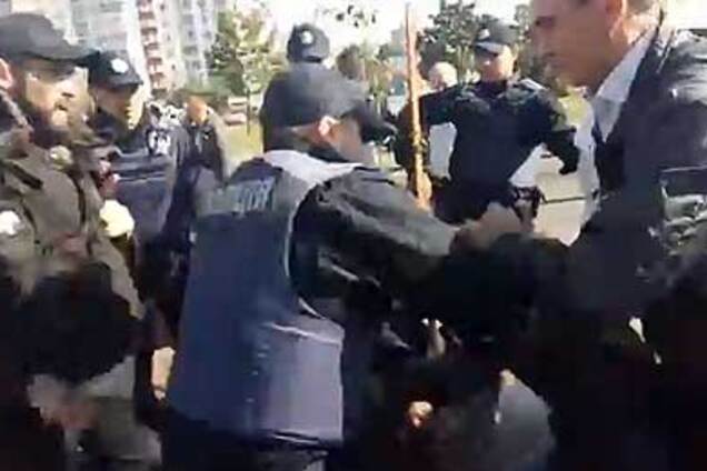 Активист рассказал, из-за чего произошла стычка у АЗС на Ревуцкого