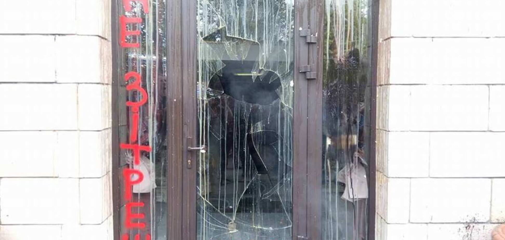 Скандальне знищення графіті часів Євромайдану: Вакарчук присоромив українців за розгромлений магазин