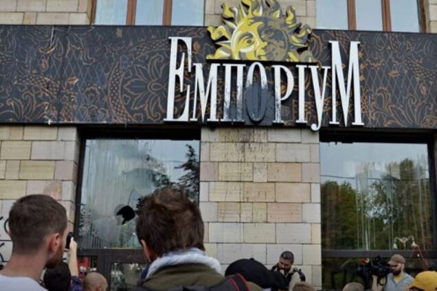 Скандал зі знищенням графіті 'Ікони революції': шеф салону прийняв кардинальне рішення