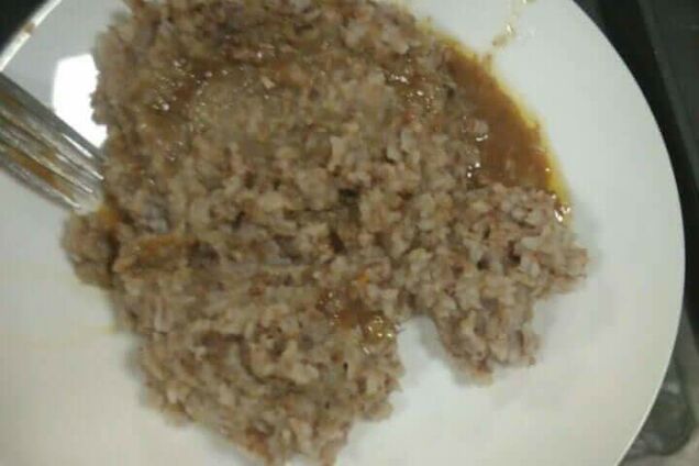 'Плесень не уехала': курсант ВМС показал ужасающие фото обеда в институте