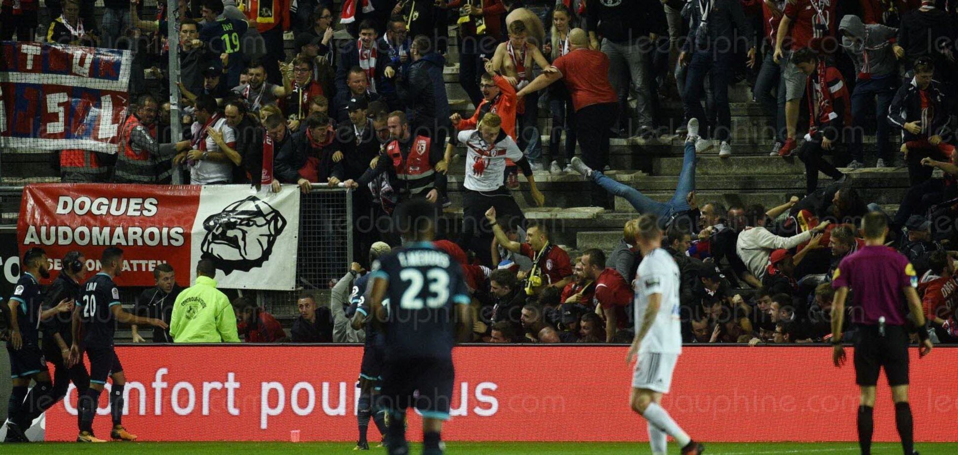 У Франції під час футболу завалилась трибуна: є постраждалі - опубліковані фото з місця трагедії