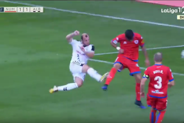 Зозуля забив чумний гол з льоту, ефектно розібравшись із захисником: відео шедевра