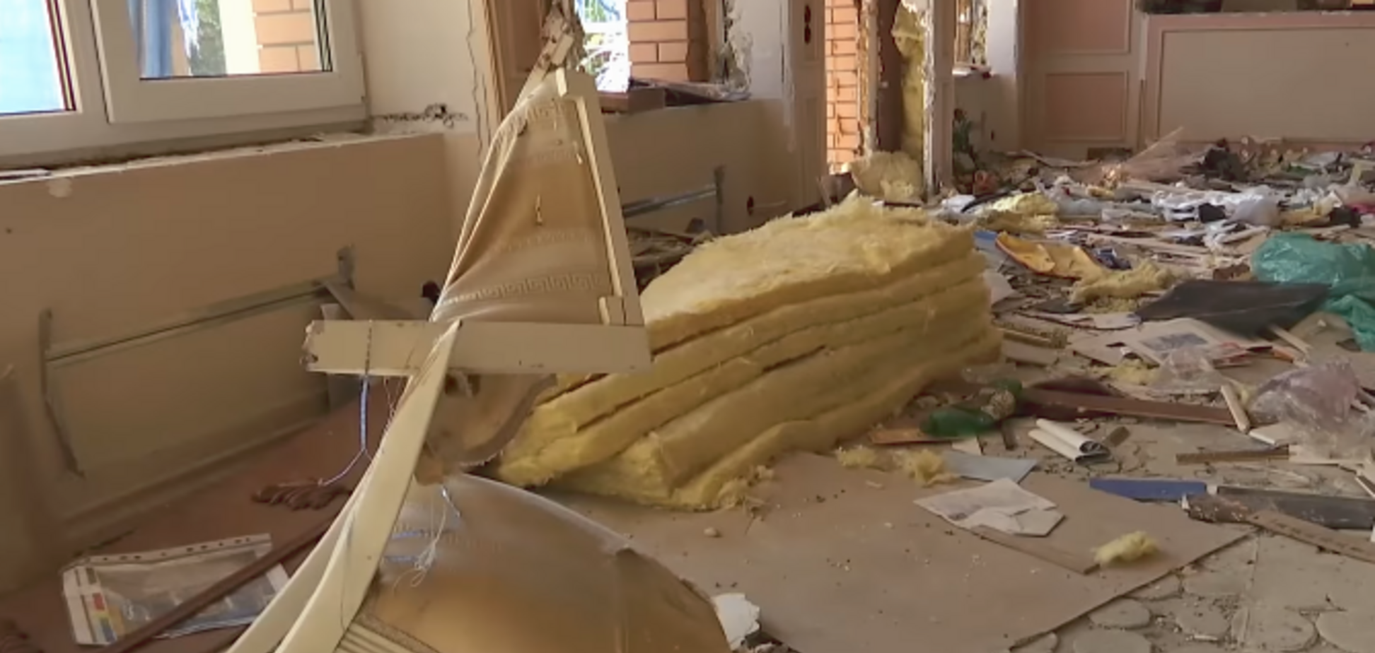 Полная руина и горы мусора: появилось видео разграбленного особняка Пшонки