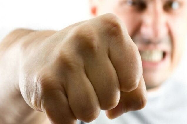 Мужчина, избивший полицейского, заплатит штраф