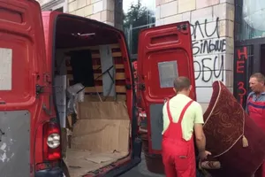 Уничтожение легендарного граффити времен Майдана: скандальный магазин переезжает