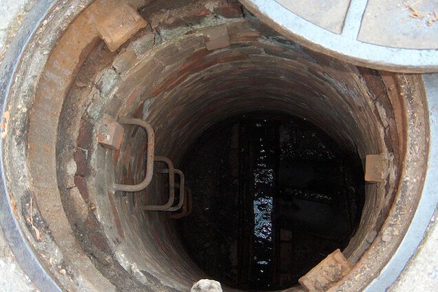 Накрили картоном: у Києві хлопчик провалився в каналізаційний колодязь