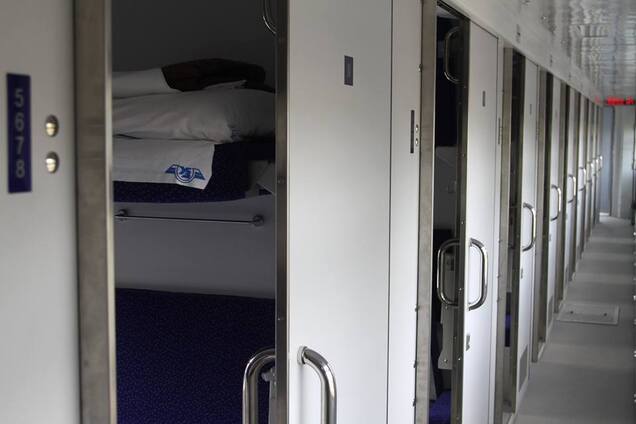 Без шторок і килимків: 'Укрзалізниця' відправила в рейс нові вагони