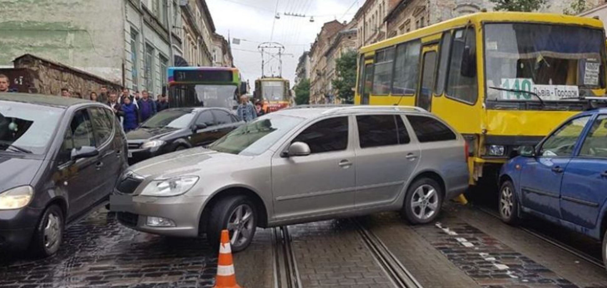 Без гальм: львівська маршрутка на своєму шляху згребла в купу кілька машин