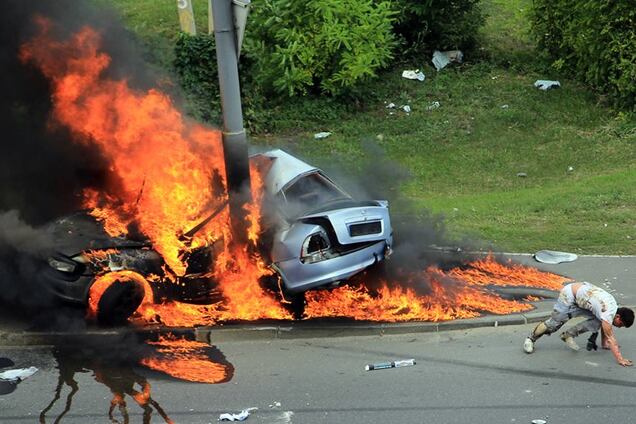 Вистрибнув із автомобіля, який вибухнув: у мережі показали шокуючі кадри порятунку водія в Києві