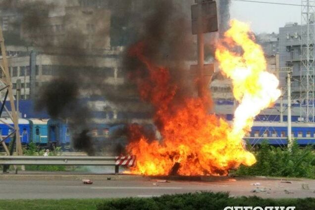Огненное ДТП: в Киеве взорвалось и сгорело авто