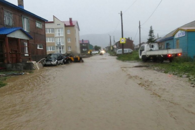 На Россию обрушился мощный тайфун: река затопила целый город 