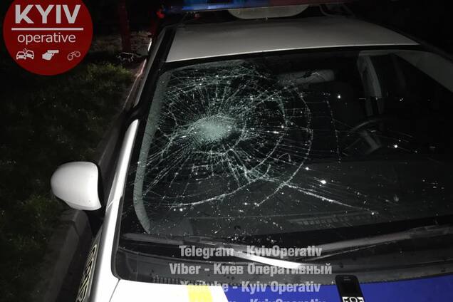 В Киеве пьяная компания избила полицейских и разгромила их автомобиль 