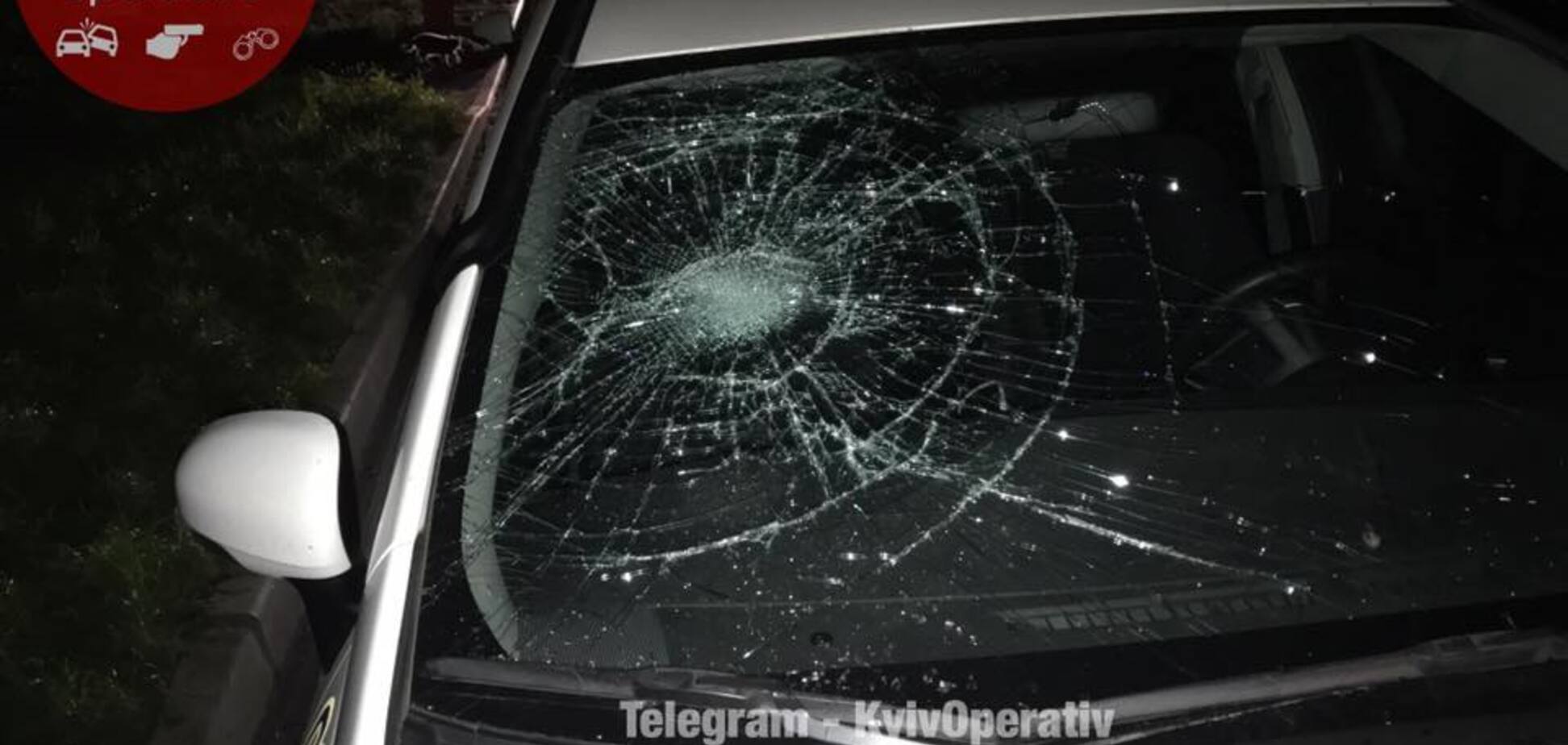 В Киеве пьяная компания избила полицейских и разгромила их автомобиль