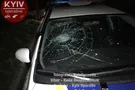 В Киеве пьяная компания избила полицейских и разгромила их автомобиль