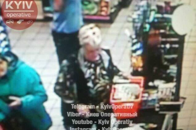 'Прямо з руки зняли золотий браслет': у Києві розшукують хитру злодійку