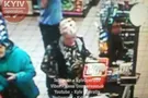 "Прямо с руки сняли золотой браслет": в Киеве разыскивают хитрую воровку