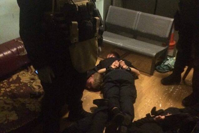Прокуратура: п'ятеро поліцейських на залізничному вокзалі Києва били людей та 'кришували' грабіжників