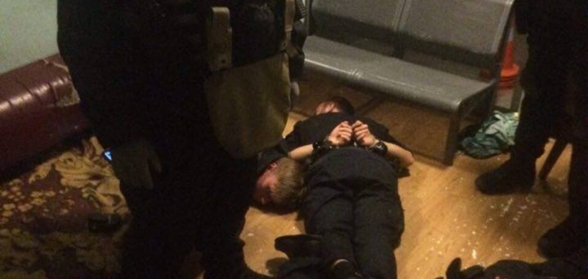 Прокуратура: п'ятеро поліцейських на залізничному вокзалі Києва били людей та 'кришували' грабіжників