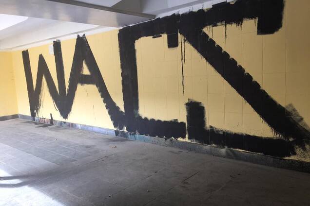 Крушат и травят: появились новые факты о циничной выходке вандалов в центре Киева