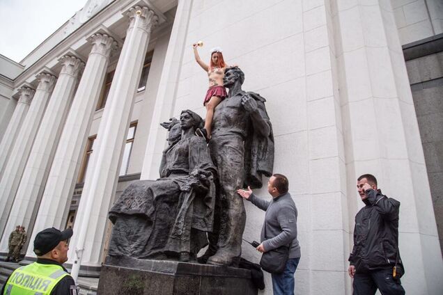 Активистка Femen возле Рады устроила депутатам обнаженный 'сюрприз': появились фото и видео