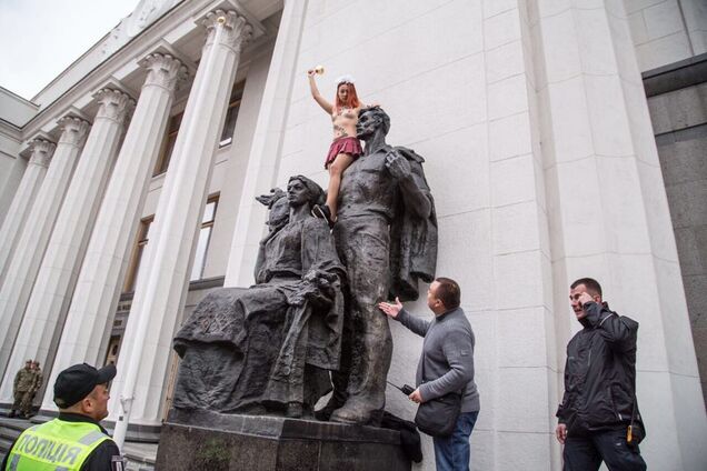 Активістка Femen біля Ради влаштувала депутатам оголений 'сюрприз': з'явилися фото та відео