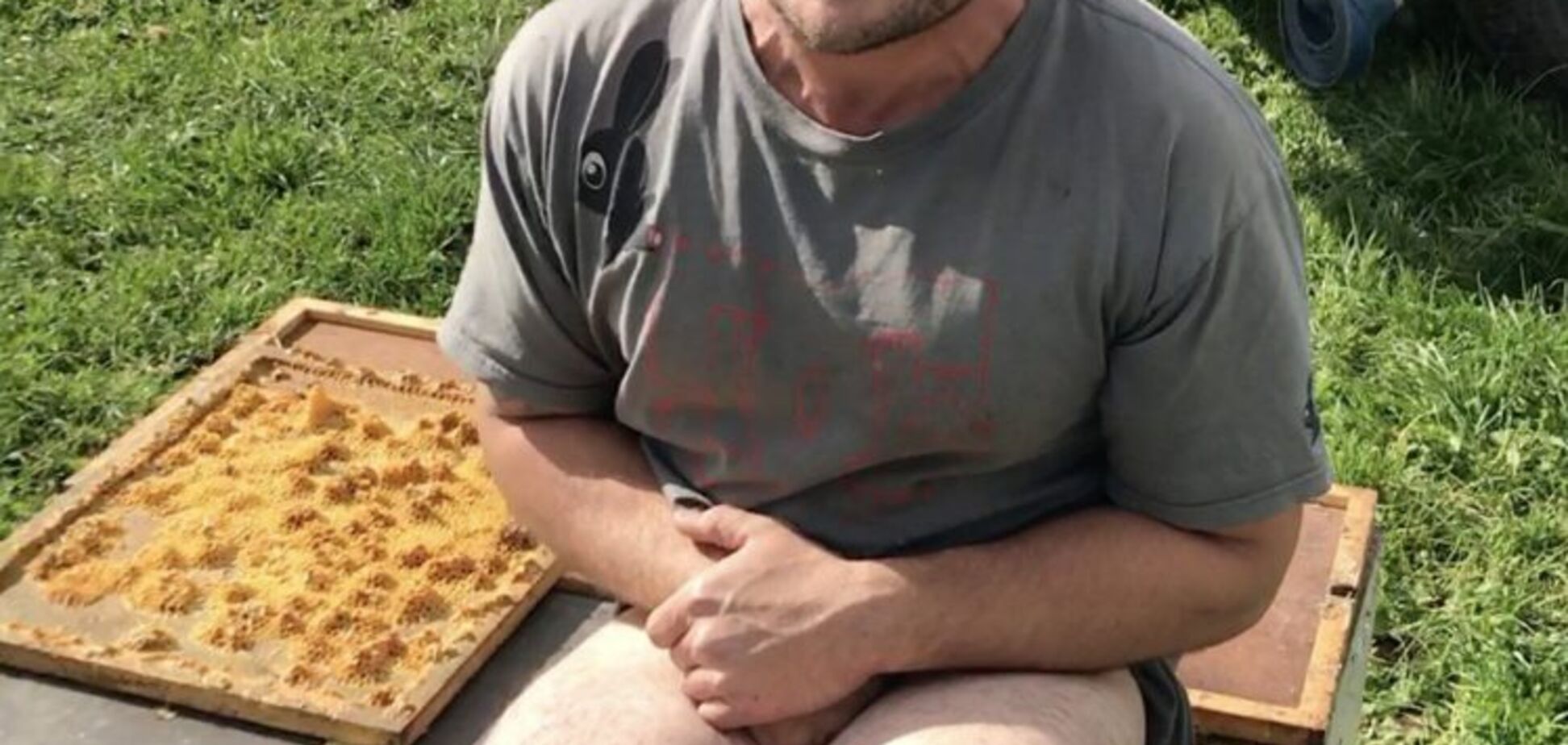 Не пытайтесь повторить: мужчина за полминуты заработал $1 тыс. голым задом. Видеофакт